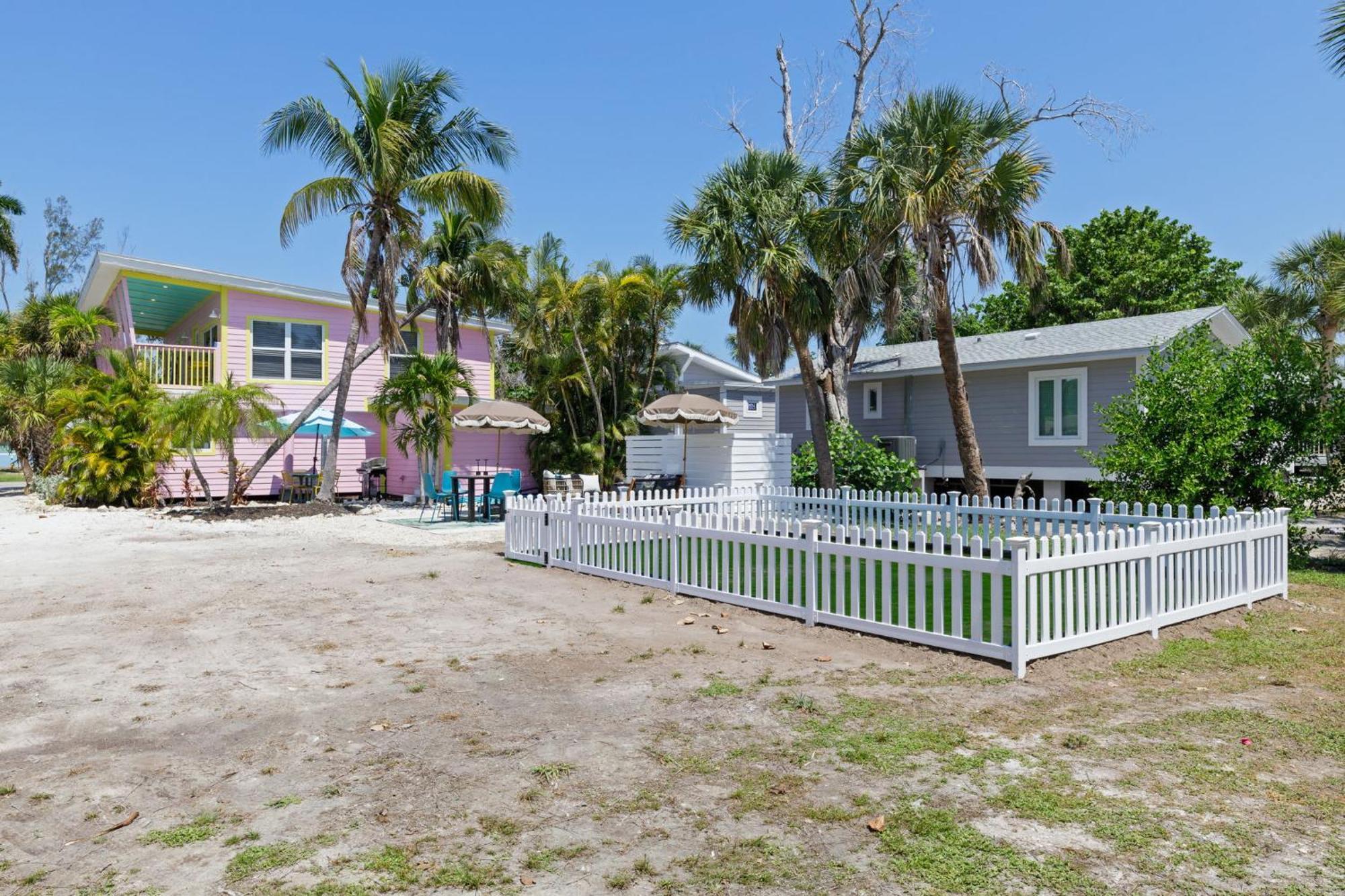 Charming Suite With Balcony And Bikes At Historic Sandpiper Inn Sanibel Exterior photo