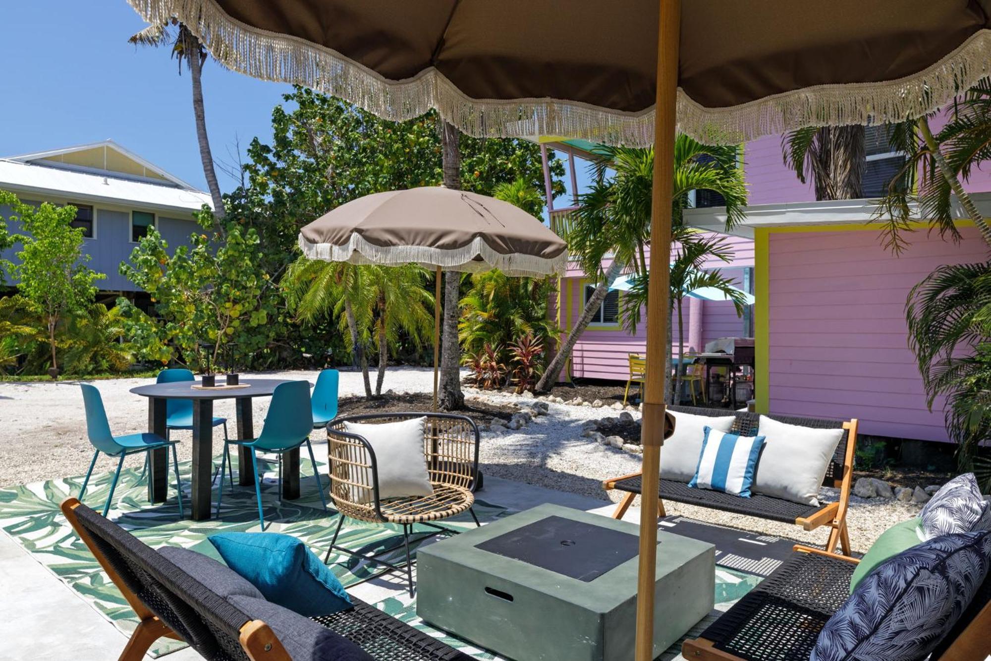 Charming Suite With Balcony And Bikes At Historic Sandpiper Inn Sanibel Exterior photo