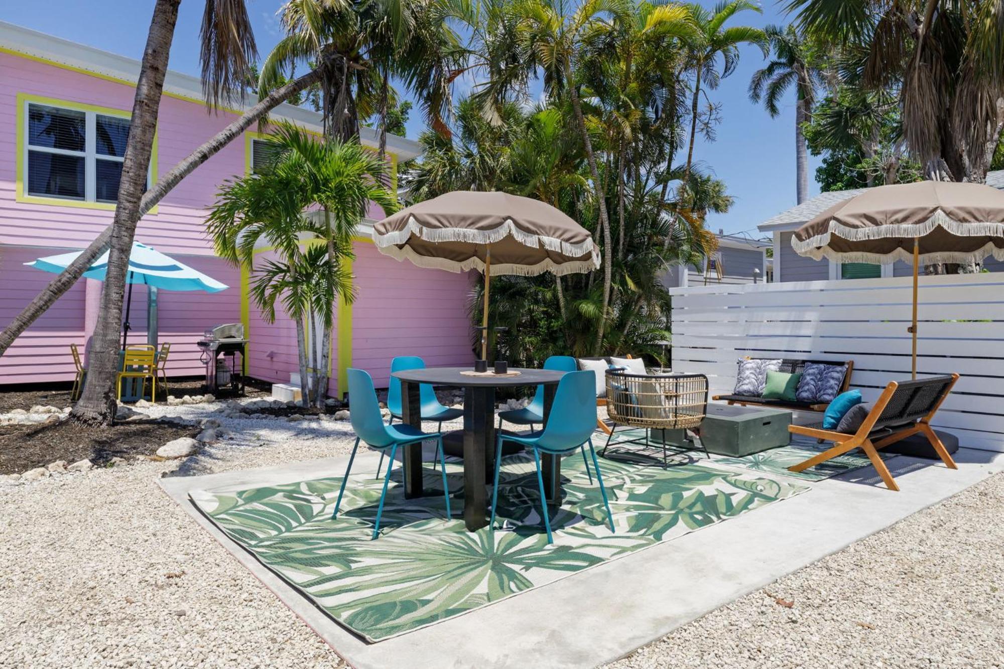 Charming Suite With Balcony And Bikes At Historic Sandpiper Inn Sanibel Exterior photo